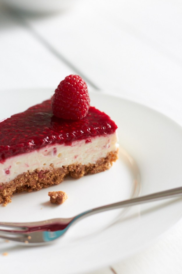 Diese Himbeer-Käsetorte bekommt jeder hin! Sie ist schnell und ohne backen zubereitet. Cheesecake mit Himbeertopping ist einfach super lecker!