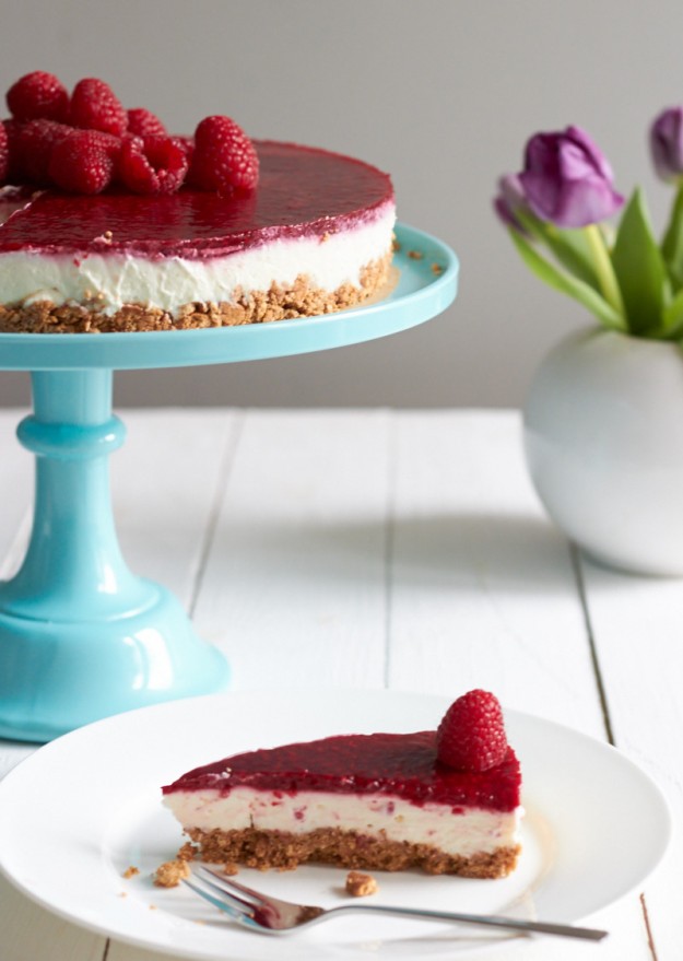 Diese Himbeer-Käsetorte bekommt jeder hin! Sie ist schnell und ohne backen zubereitet. Cheesecake mit Himbeertopping ist einfach super lecker!