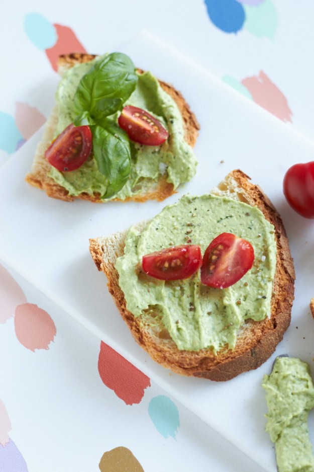 Super leckerer Avocado-Aufstrich, der auch noch schnell gemacht ist. Ein Brotaufstrich mit Basilikum aber ganz ohne &Ouml;l und nach meinem Geschmack!