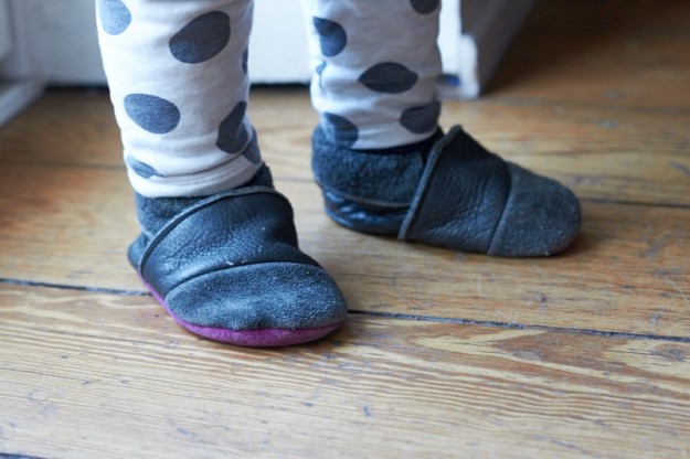 Auf http://meinbabyschuh.de kann man tolle Schuhe für die Kleinen selber gestalten.