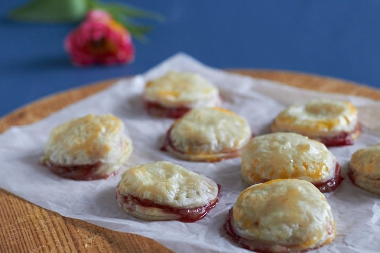 Leckere Happen für die nächste Party - mit Brie-Preiselbeer-Füllung.