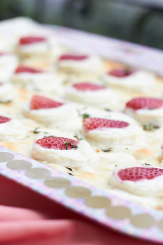 Leckerer und schneller Erdbeerflammkuchen mit Ziegenfrischkäse.