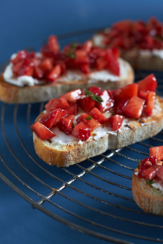 Sommerliche Erdbeerschnittchen mit Ziegenfrischkäse.