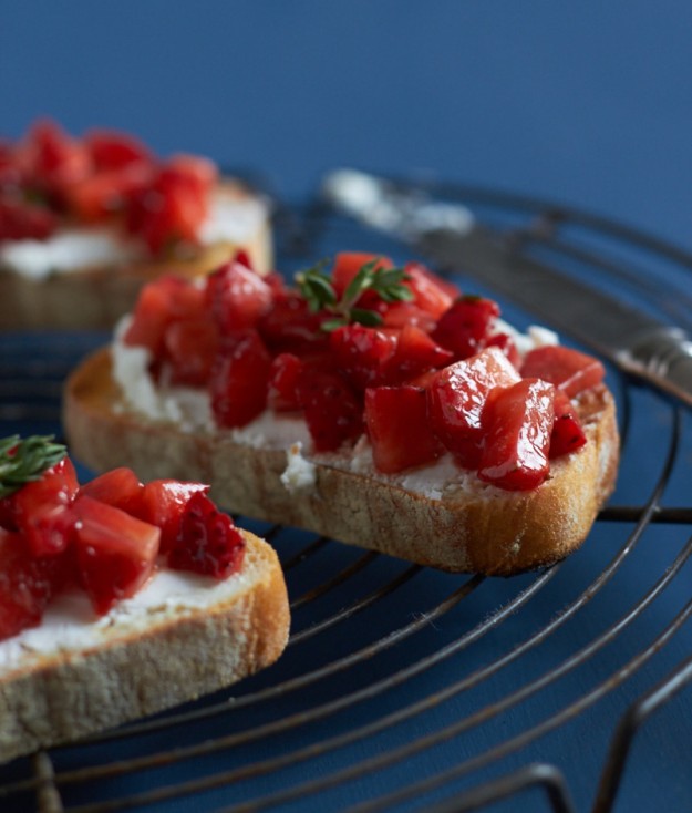 Sommerliche Erdbeerschnittchen mit Ziegenfrischkäse.