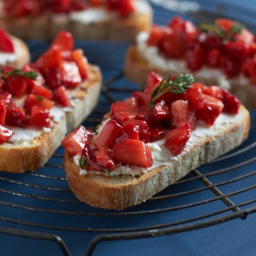 Sommerliche Erdbeerschnittchen mit Ziegenfrischkäse.