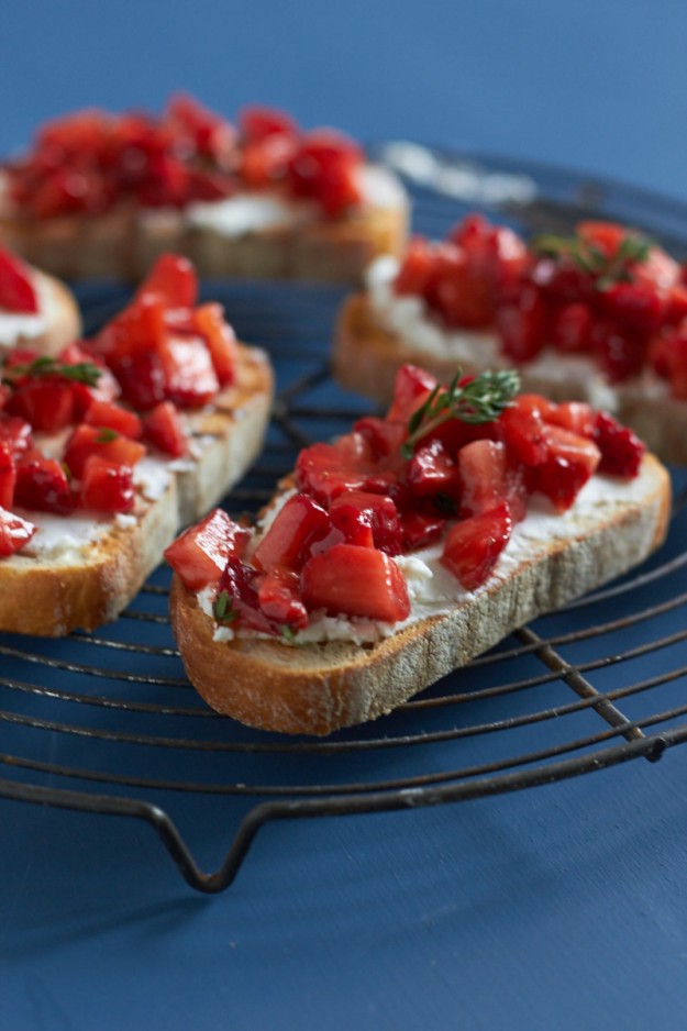 Schnittchen Schneewittchen - es gibt sommerliche Erdbeerschnittchen mit Ziegenfrischk&auml;se. So lecker, fruchtig und schnell zubereitet. 
