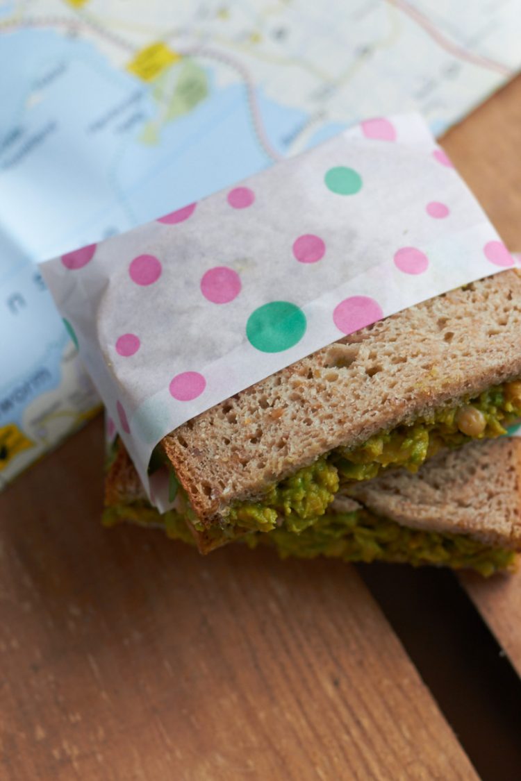 Leckere Stulle für Unterwegs oder Zuhause mit Kichererbsen-Avocado-Aufstrich.