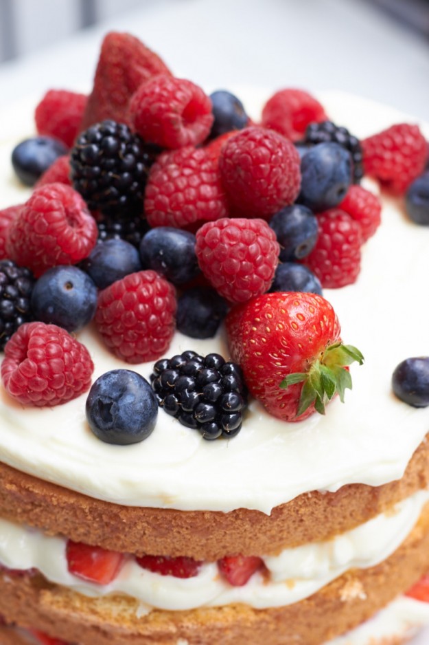 Biskuittorte mit Beeren und Zitronencreme für sommerliche Tage.