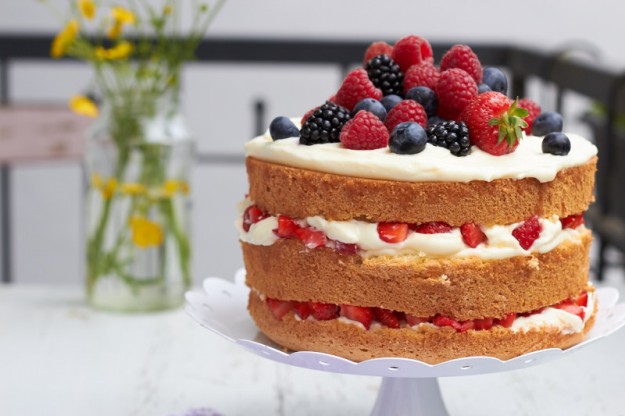 Biskuittorte mit Beeren und Zitronencreme für sommerliche Tage.