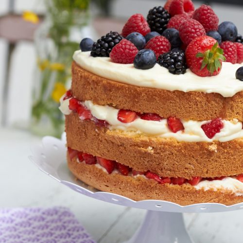 Biskuittorte mit Beeren und Zitronencreme für sommerliche Tage.