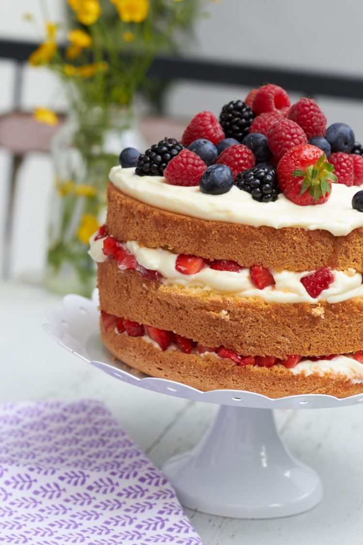 Biskuittorte mit Beeren und Zitronencreme für sommerliche Tage.