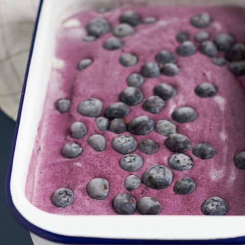 Selbstgemachtes Blaubeereis - hergestellt ohne Eismaschine.