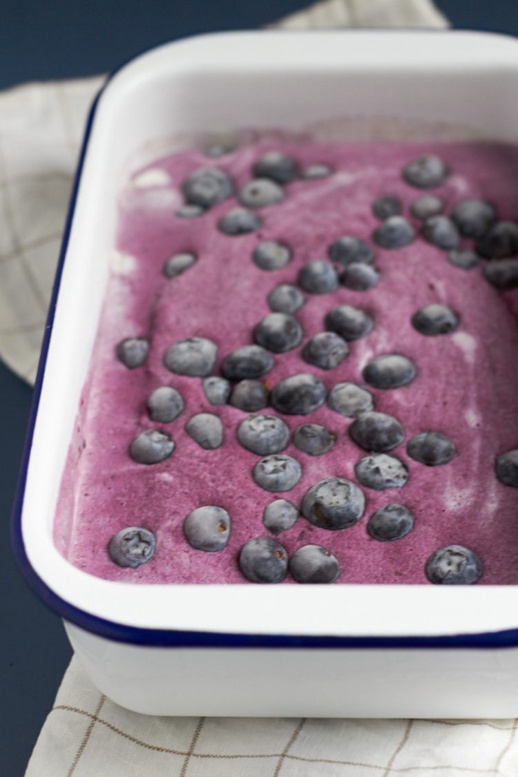 Selbstgemachtes Blaubeereis - hergestellt ohne Eismaschine.