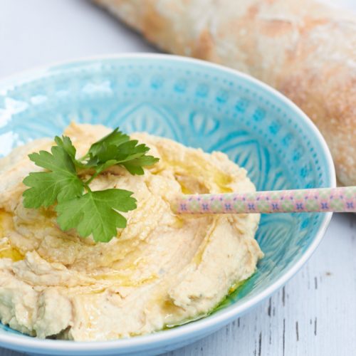 Leckeres, selbstgemachtes Hummus aus Kichererbsen.
