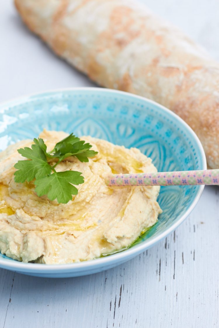 Leckeres, selbstgemachtes Hummus aus Kichererbsen.