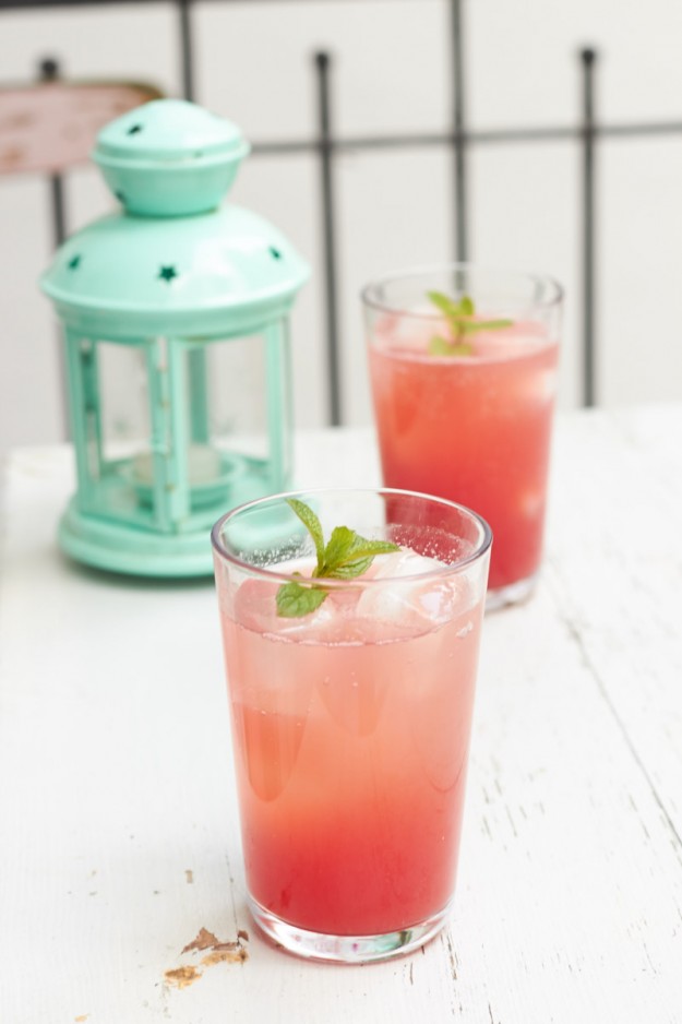 Selbstgemachtes Sommergetränk mit Melone und Minze - eine fruchtige Abkühlung! Perfekt für den Nachmittag im Garten am Planschbecken oder auf dem Balkon.