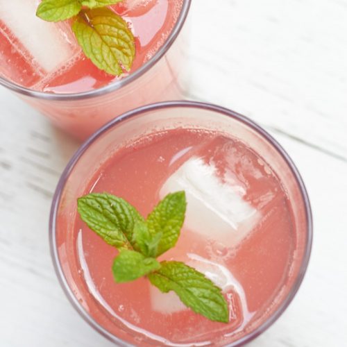 Selbstgemachtes Sommergetränk mit Melone und Minze - eine fruchtige Abkühlung!