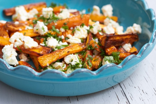 Möhren geröstet oder auch Röstmöhren mit Feta und Petersilie - ein schnelles und super leckeres Sommergericht. Karotten aus dem Ofen als Beilage oder für ein schnelles Mittagessen!