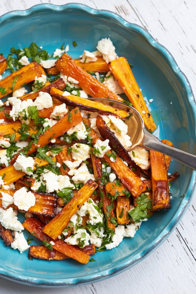 Möhren geröstet oder auch Röstmöhren mit Feta und Petersilie - ein schnelles und super leckeres Sommergericht. Karotten aus dem Ofen als Beilage oder für ein schnelles Mittagessen!