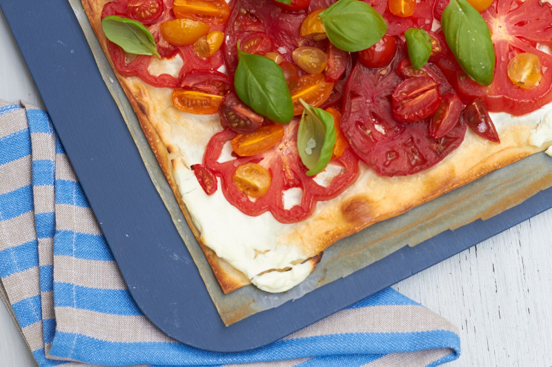 Sommer auf dem Tisch – Tomaten-Flammkuchen | tastesheriff