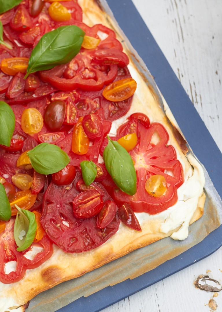 Sommer auf dem Tisch – Tomaten-Flammkuchen | tastesheriff Sommer auf dem Tisch – Tomaten-Flammkuchen | tastesheriff