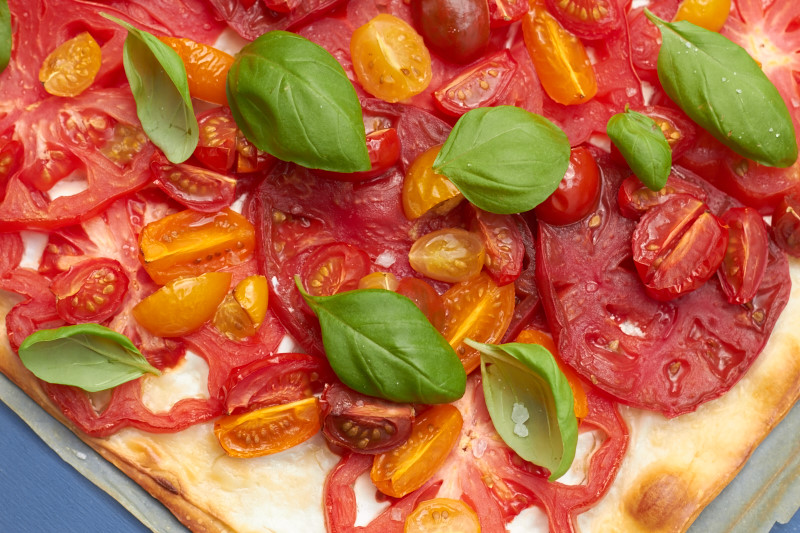 Sommer auf dem Tisch – Tomaten-Flammkuchen | tastesheriff