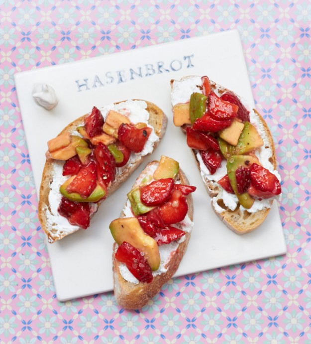 Es gibt leckere Schnittchen Schneewittchen mit Avocado und Erdbeeren f&uuml;r ein Sommer-Lunch oder einfach schnell f&uuml;r zwischendurch.