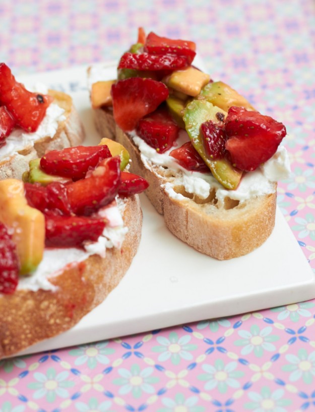 Es gibt leckere Schnittchen Schneewittchen mit Avocado und Erdbeeren f&uuml;r ein Sommer-Lunch oder einfach schnell f&uuml;r zwischendurch.