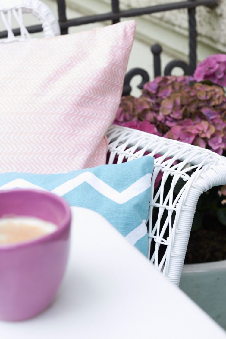 Ich genieße den Sommer draußen auf meinem Balkon.