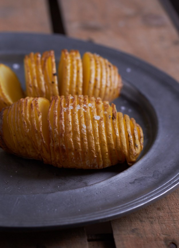 Besser als Pommes - selbstgemachte Kartoffelf&auml;cher oder auch Hasselback Potatoes/Kartoffeln genannt. Eine Tolle Beilage oder einfach nur so mit Sour Creme!