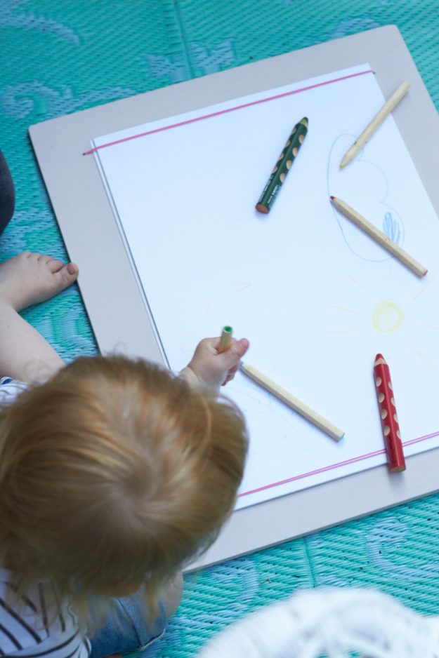 Tolles Kinder-DIY für ein praktisches Malbrett.