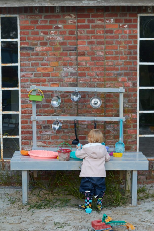 meine selbstgebaute Matschkueche - ideal zum Spielen für Kinder! Die Anleitung findet Ihr auf tastesheriff.com 