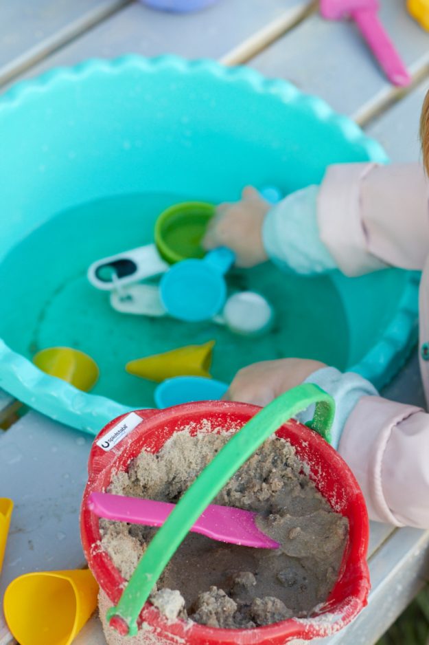 meine selbstgebaute Matschkueche - ideal zum Spielen f&uuml;r Kinder! Die Anleitung findet Ihr auf tastesheriff.com 