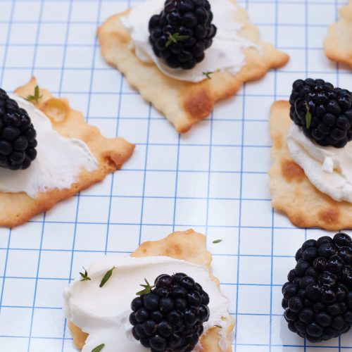 Eine sommerliche Vorspeise, die schnell gemacht ist und super lecker schmeckt - Frischkäse-Brombeeren-Cracker.