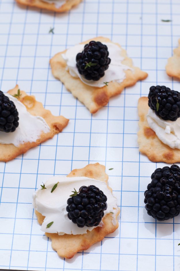 Schnittchen Schneewittchen - dieses mal eine sommerliche Vorspeise, die schnell gemacht ist und super lecker schmeckt - Ziegenfrischk&auml;se-Brombeeren-Cracker.