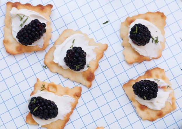 Schnittchen Schneewittchen - dieses mal eine sommerliche Vorspeise, die schnell gemacht ist und super lecker schmeckt - Ziegenfrischk&auml;se-Brombeeren-Cracker.