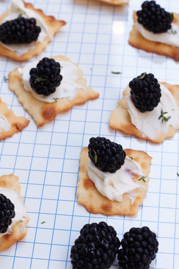 Schnittchen Schneewittchen - Brombeer-Ziegenfrischkäse-Cracker ...