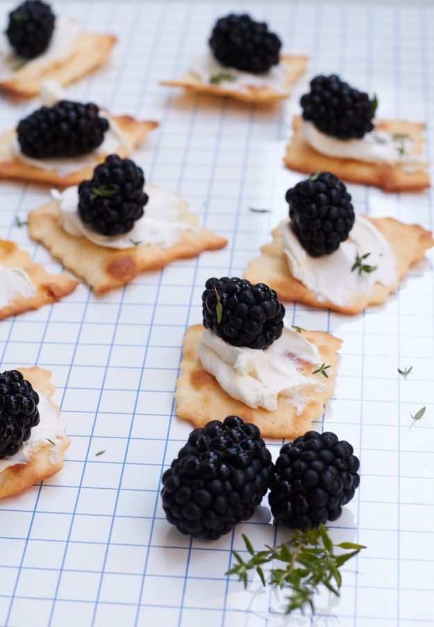 Schnittchen Schneewittchen - dieses mal eine sommerliche Vorspeise, die schnell gemacht ist und super lecker schmeckt - Ziegenfrischk&auml;se-Brombeeren-Cracker.