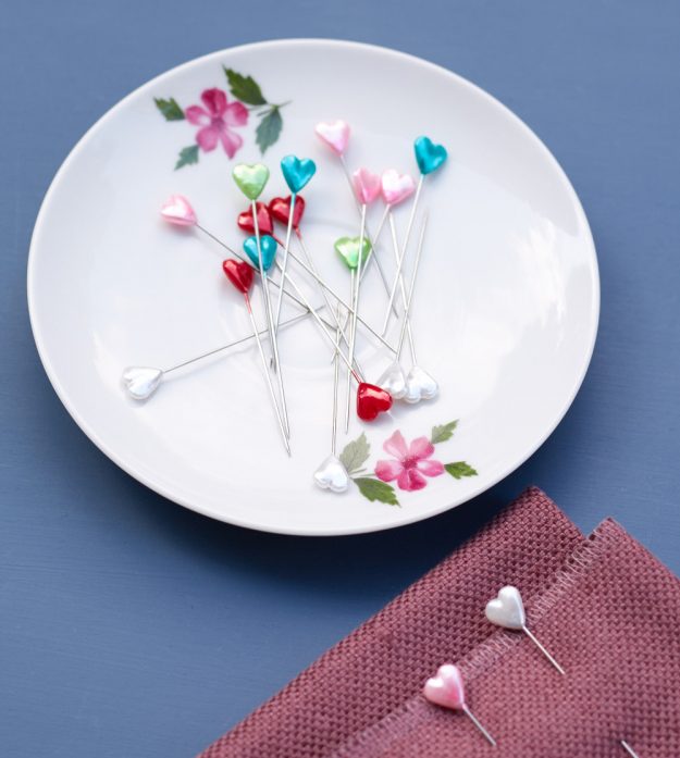 DIY Nadelteller mit Magneten, damit die kleinen Nadeln nicht mehr verloren gehen. Ob beim Poster anh&auml;ngen oder abstecken vorm n&auml;hen ist es wirklich praktisch.