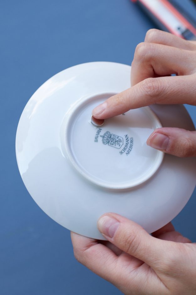 DIY Nadelteller mit Magneten, damit die kleinen Nadeln nicht mehr verloren gehen. Ob beim Poster anh&auml;ngen oder abstecken vorm n&auml;hen ist es wirklich praktisch.