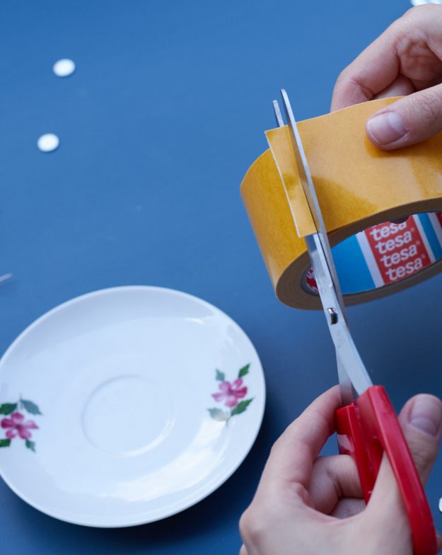 DIY Nadelteller mit Magneten, damit die kleinen Nadeln nicht mehr verloren gehen. Ob beim Poster anhängen oder abstecken vorm nähen ist es wirklich praktisch.