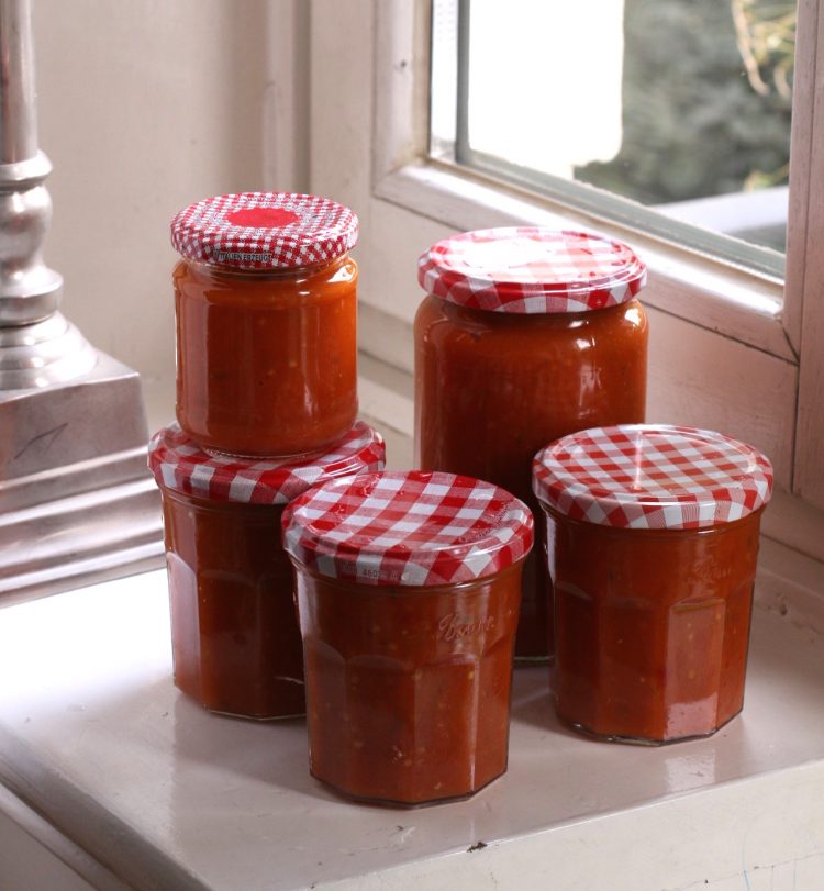 ein einfaches Rezept um Tomatensosse einzukochen