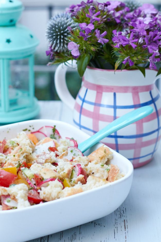 Ein leckerer sommerlicher Brotsalat mit Buttermilch aus dem Kochbuch von Yotam Ottolenghi - ein super Mittagessen und darf auch beim Grillbuffet nicht fehlen!