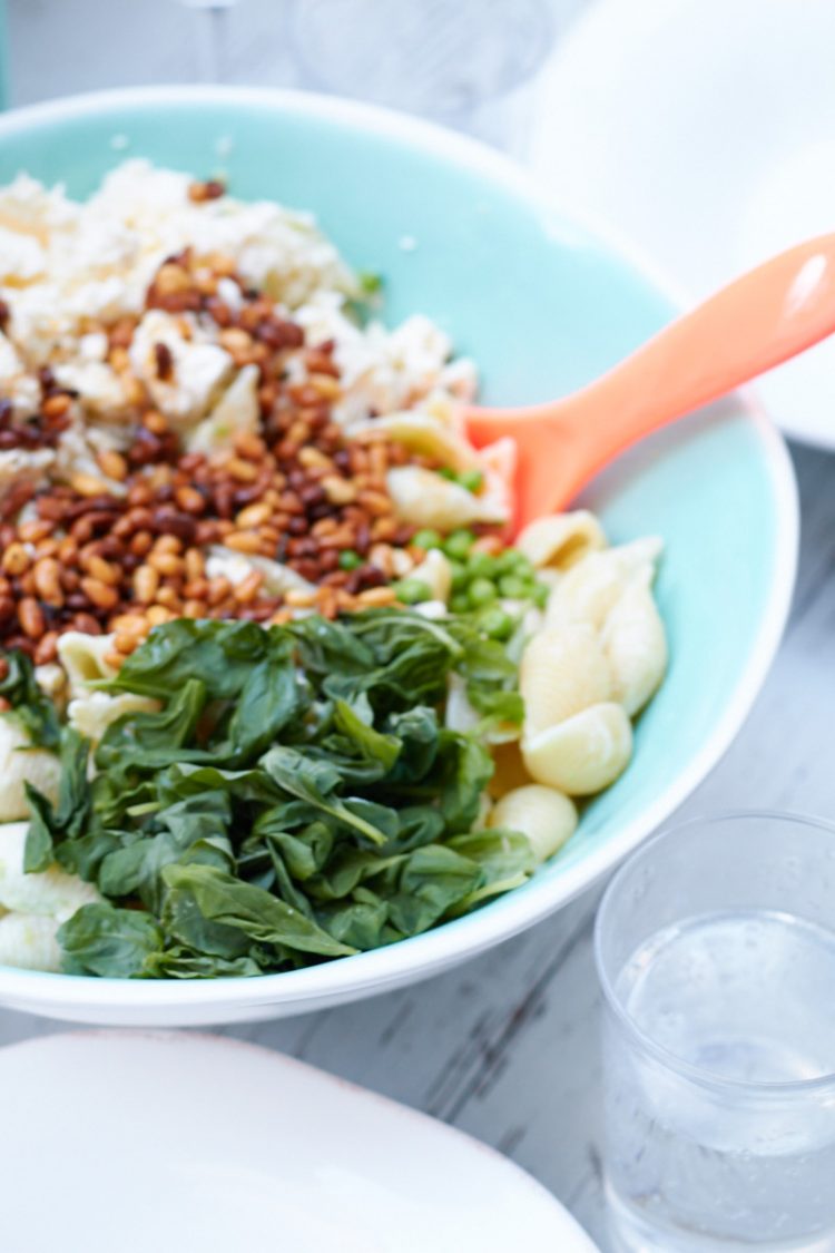 Leckere Pasta mit heißer Joghurtsauce - ein leichtes Sommerrezept.