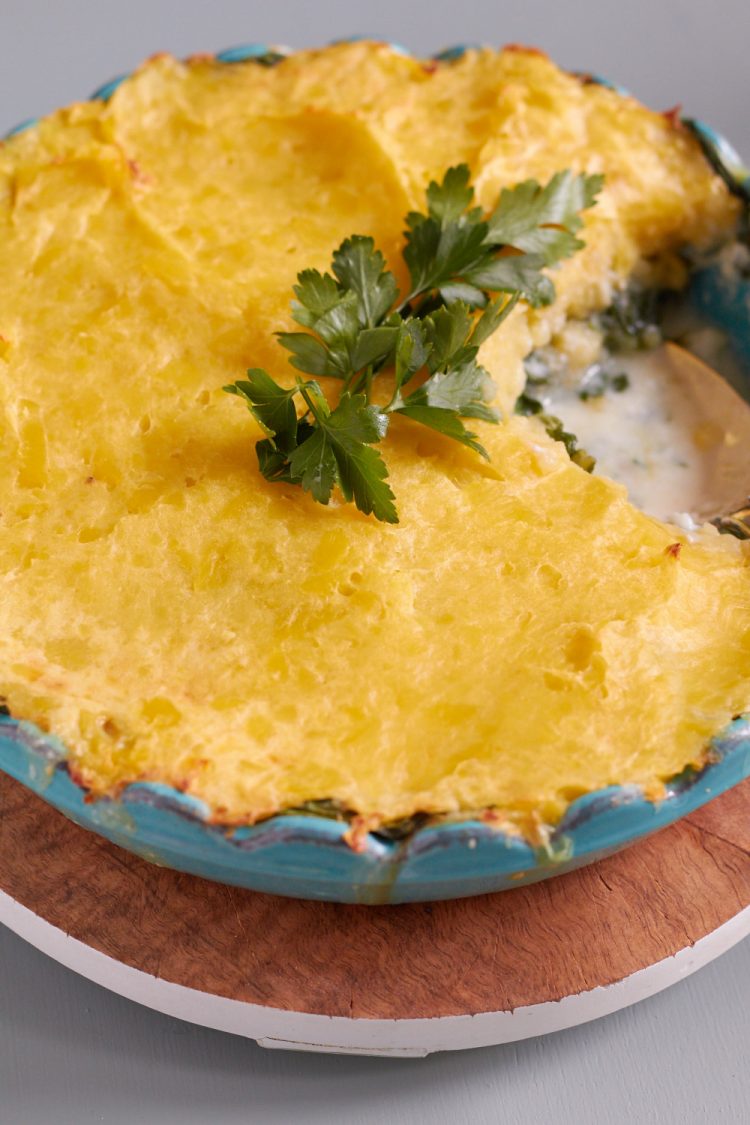 leckerer englischer Fischpie und eine Tafel mit leckeren Pie Rezepten