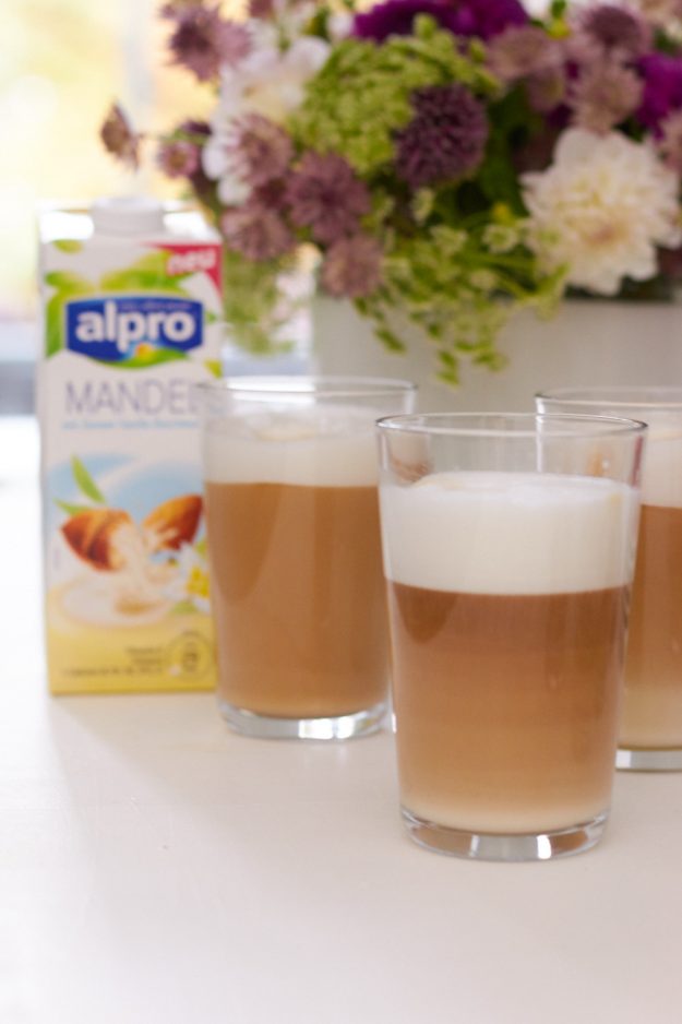 Latte Macchiato - laktosefrei mit leckerer Mandelmilch.