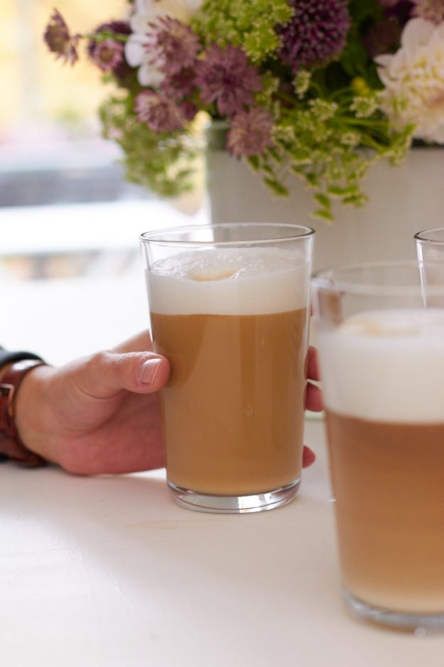 Latte Macchiato - laktosefrei mit leckerer Mandelmilch.