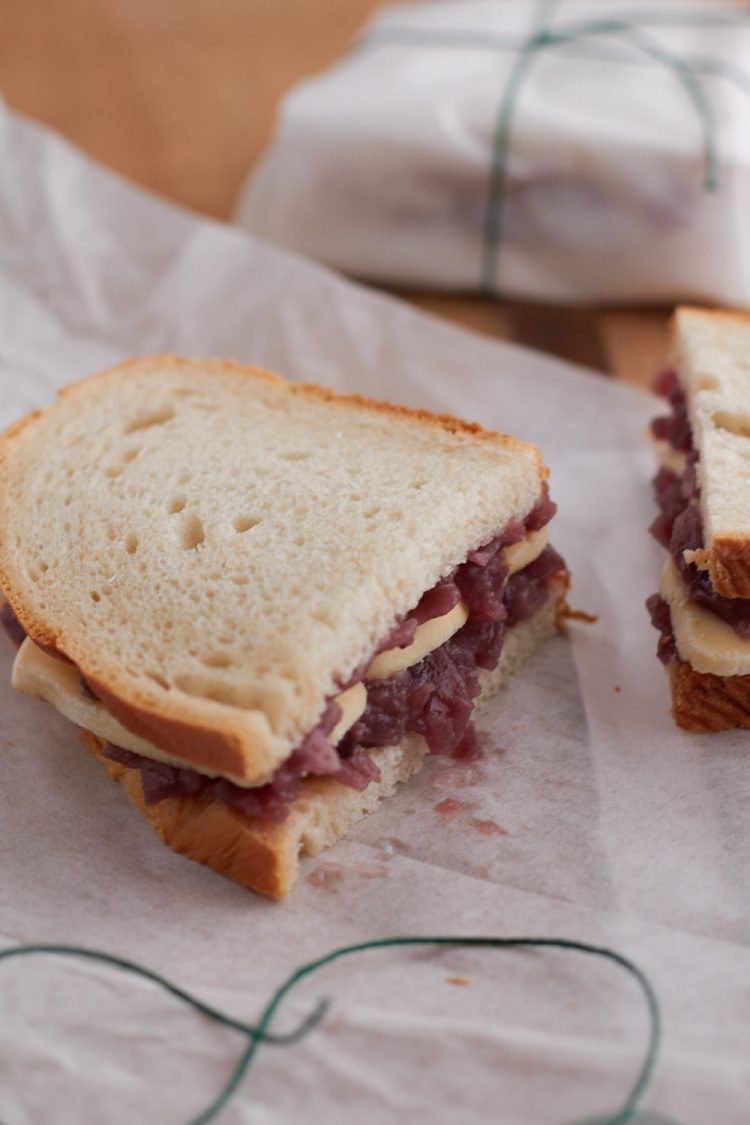 Eine leckere Stulle mit Camembert und Zwiebelconfit - lecker für Zwischendurch.