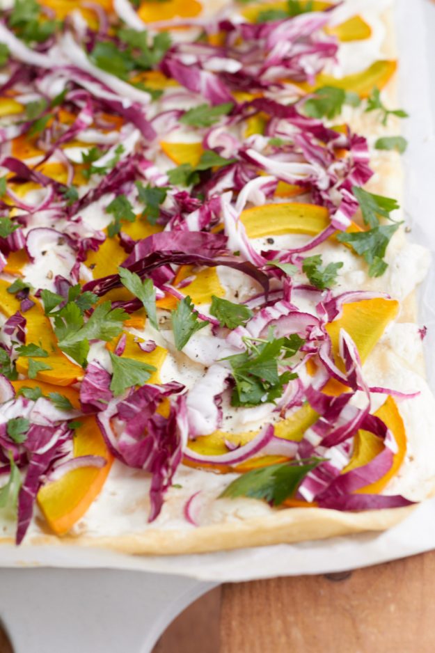 Ein schnelles, leckeres Herbstrezept - Kuerbisflammkuchen.