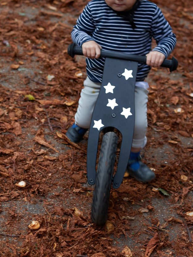 Pimp-up your Laufrad - tolles DIY für ein Laufrad. Die Kids finden es super und es hat Wiedererkennungswert! Ganz einfach: Folie, Stanze und los gehts!